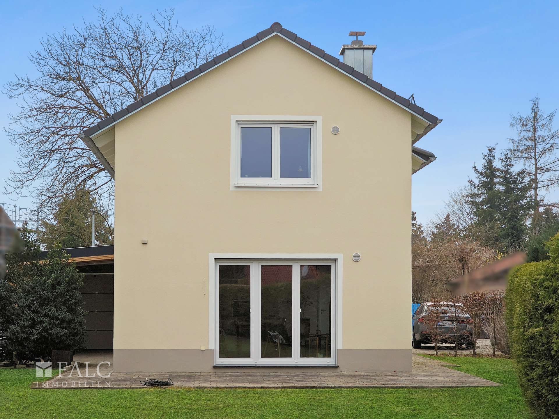 Aussen - Garten - Blick auf Haus